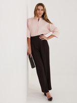 Helle rosa Baumwollbluse mit 3/4-Ärmeln.