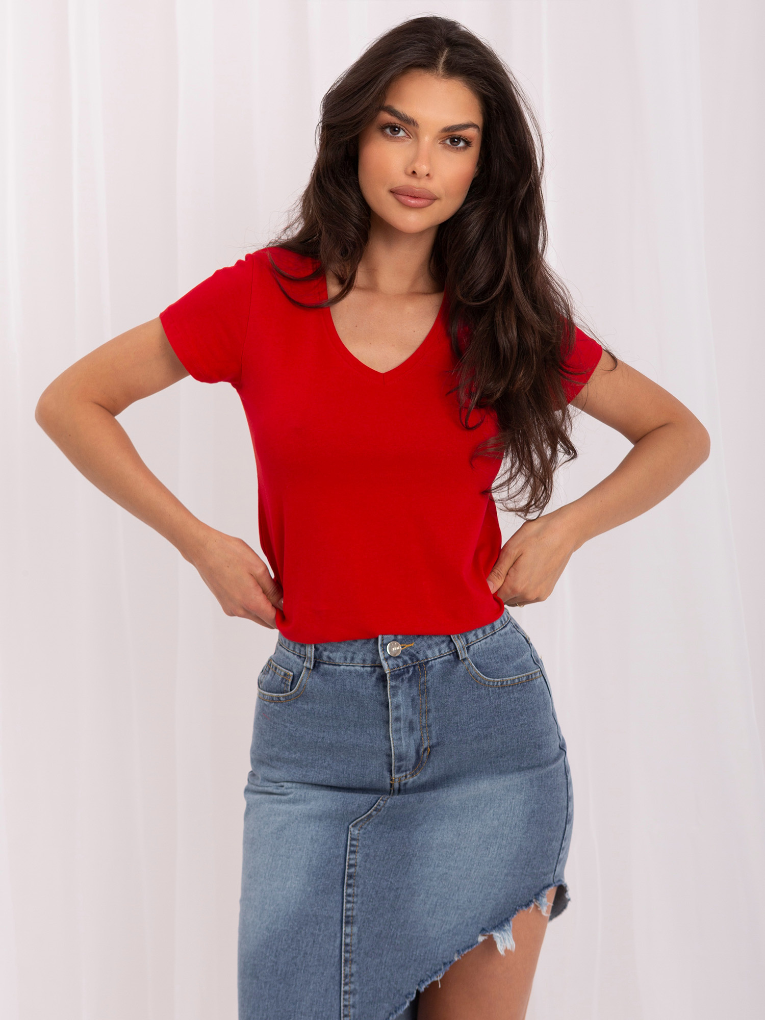 Czerwony damski t-shirt basic z krótkim rękawem