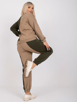 Tmavě béžový-khaki komplet teplákový plus size bez kapuce Amishi.