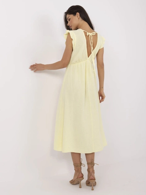 Jasnożółta sukienka z falbankami przy rękawach