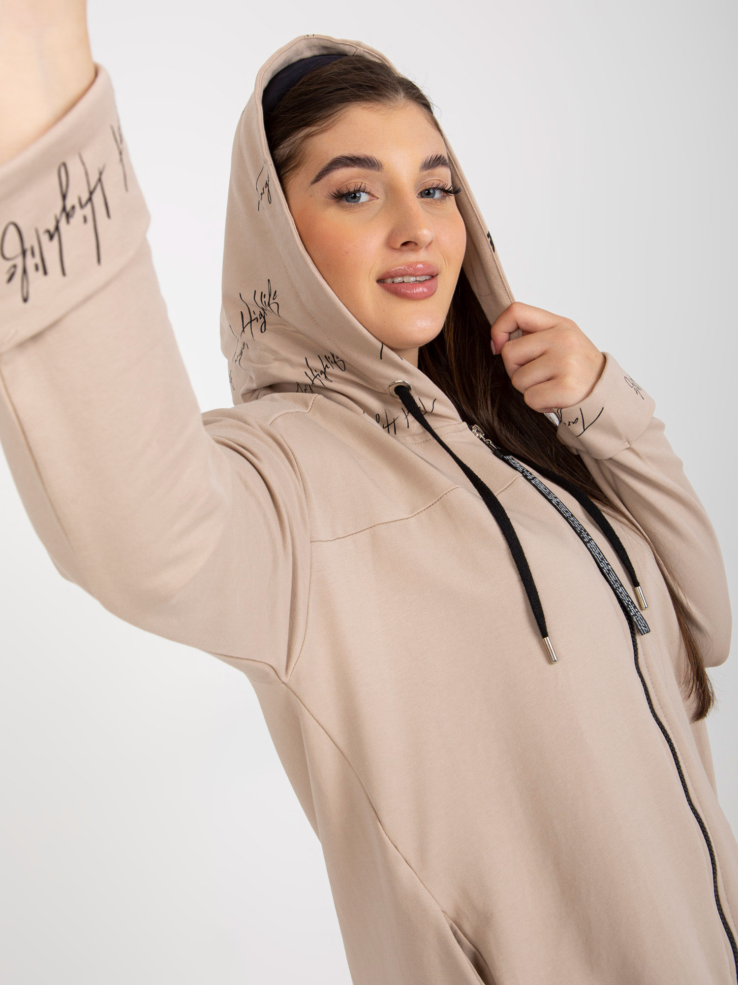 Beżowa rozpinana bluza plus size z kapturem i kieszeniami