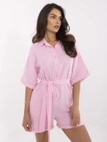 Jasnoróżowy krótki kombinezon z zapięciem na guziki