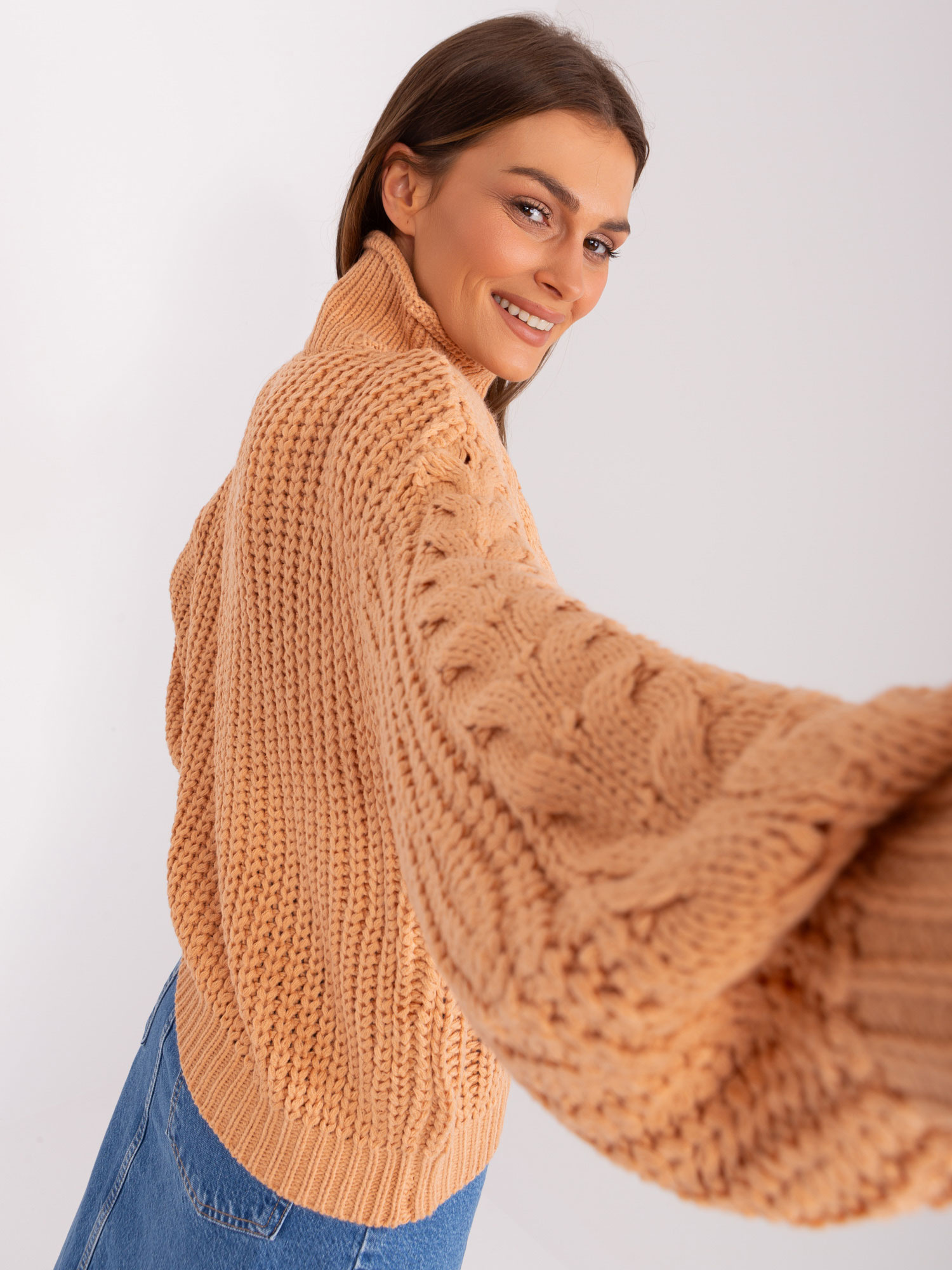 Brzoskwiniowy sweter oversize z warkoczami
