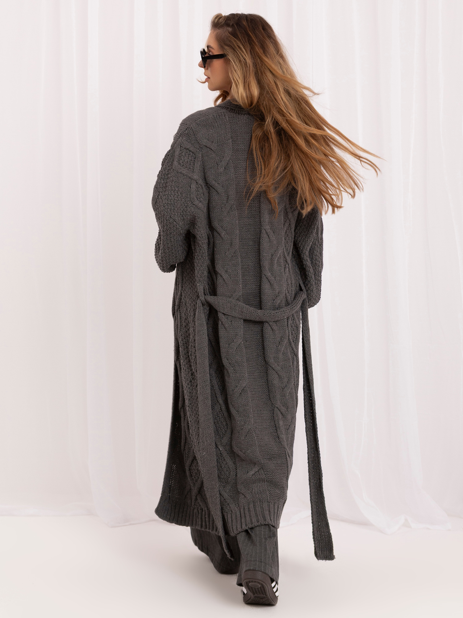 Dunkelgrauer langer Cardigan mit Zopf RUE PARIS.
