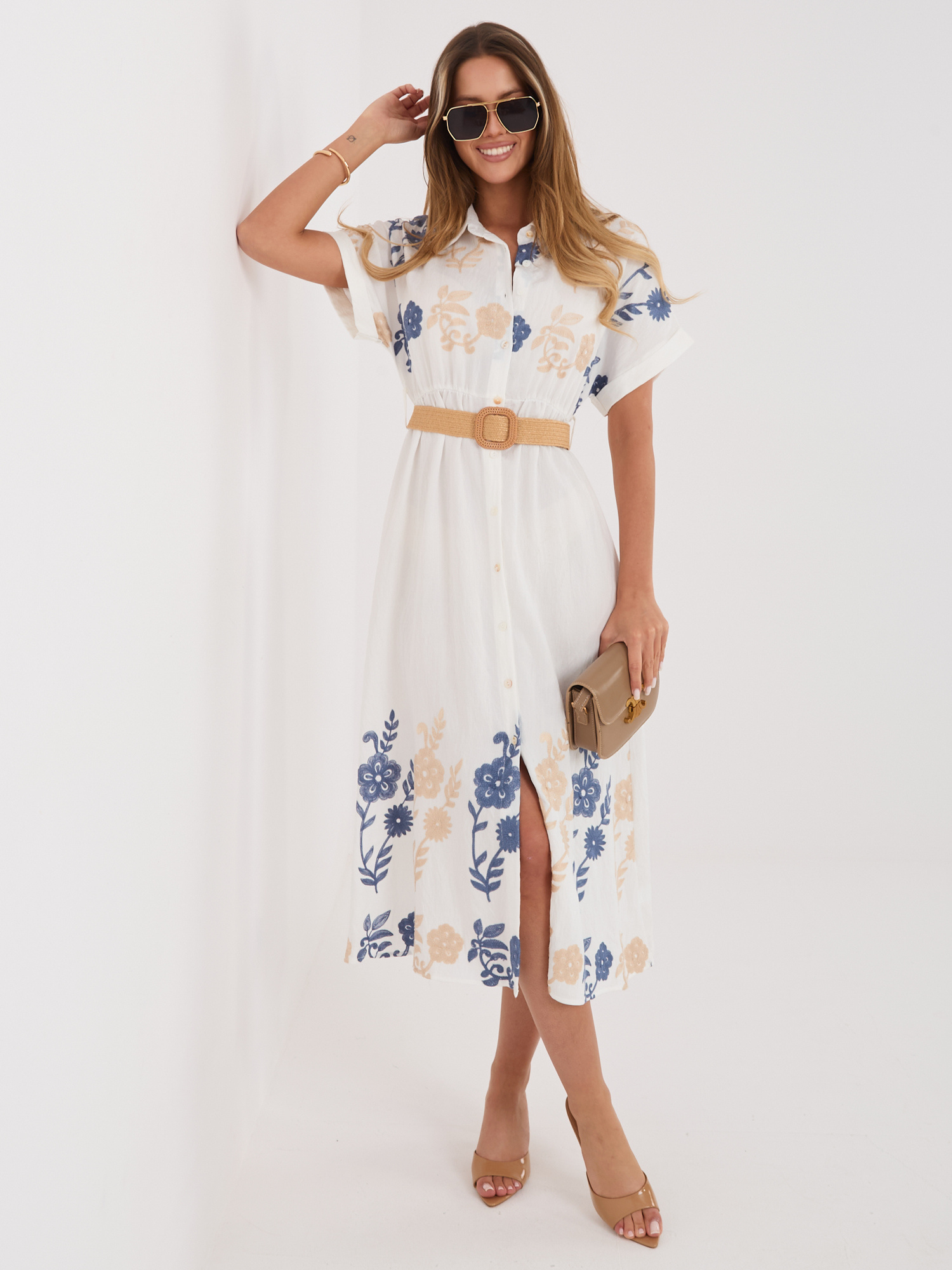 Niebieska letnia sukienka z plecionym paskiem