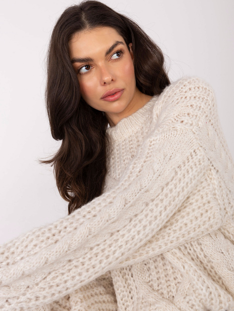 Jasnobeżowy damski sweter o grubym splocie