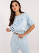 Hurtownia Jasnoniebieski dresowy komplet z naszywką