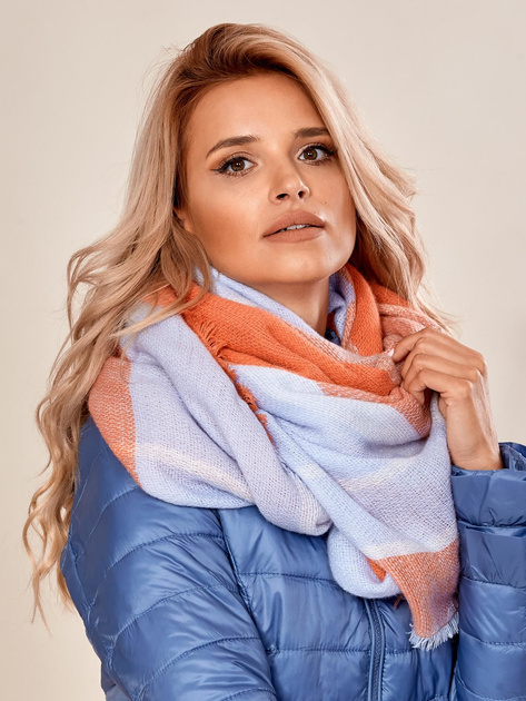 Pomarańczowy szal z dzianiny