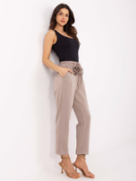 Hurtownia Ciemnobeżowe dresowe spodnie z paskiem