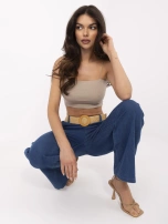 Ciemnoniebieskie jeansy z plecionym paskiem