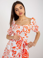 Hurtownia Biało-pomarańczowa midi sukienka we wzory