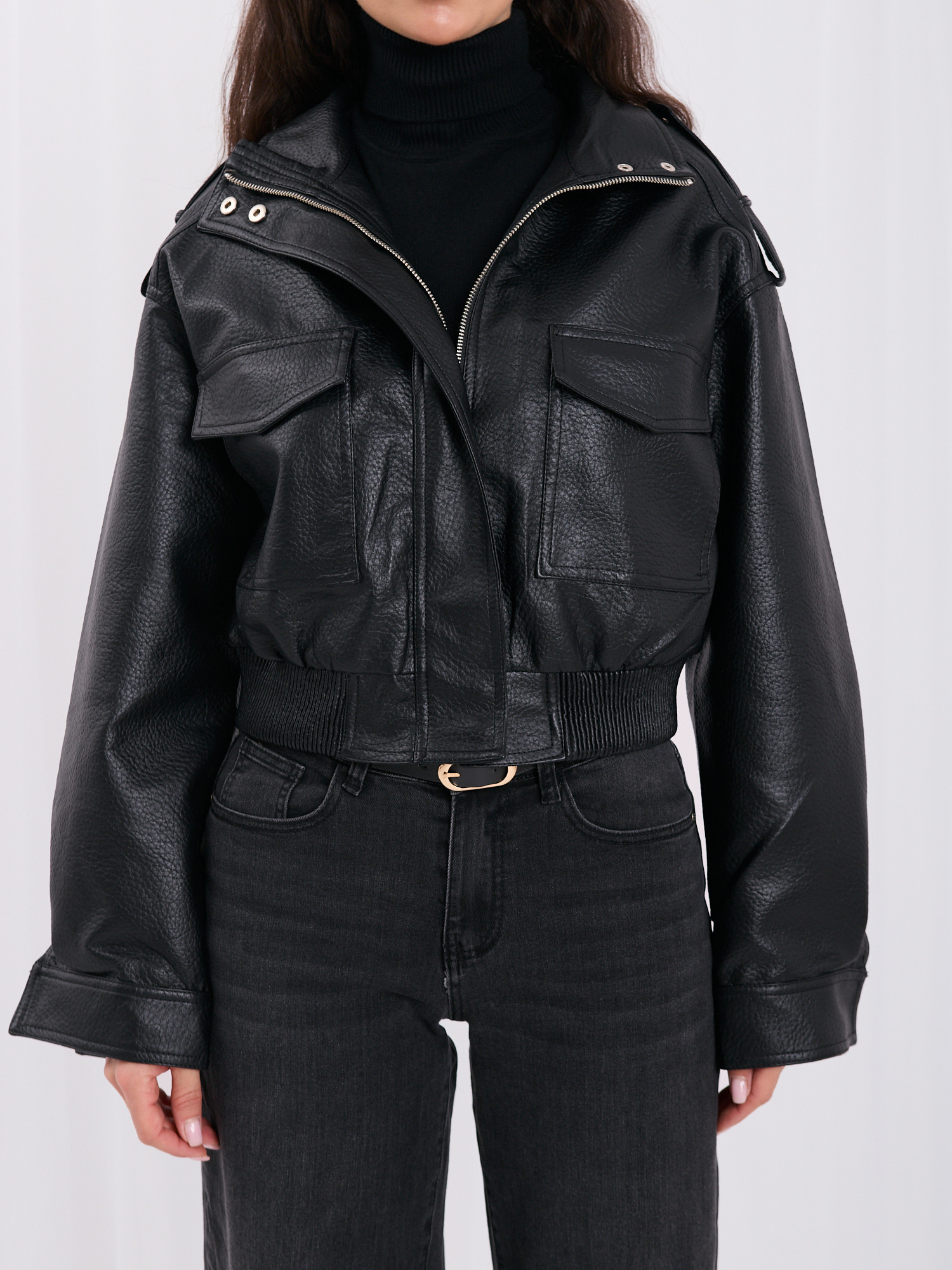Czarna damska kurtka z ekoskóry ze stójką