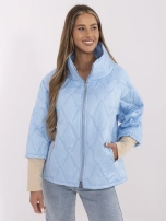 Hellesblau gesteppte Jacke mit langen Bündchen.