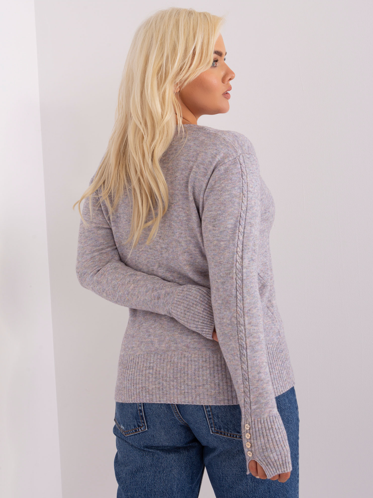 Szary damski sweter plus size z dekoltem V