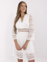 Weiße Spitzenkleid mit V-Ausschnitt.