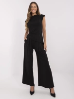 Czarny elegancki komplet z poduszkami na ramionach