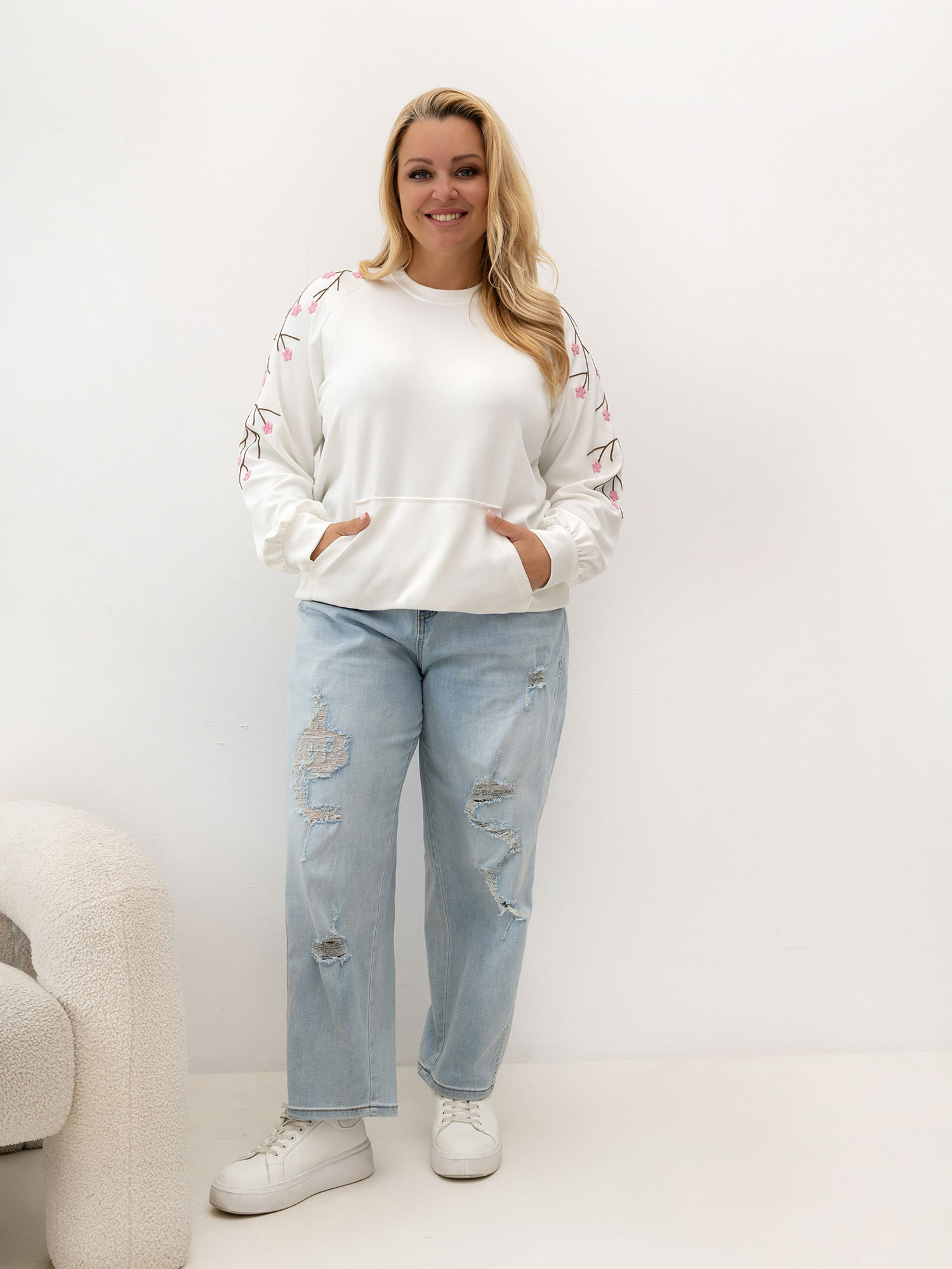 Bela ženska plus size bluza z vezenjem na rokavih.