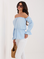 Jasnoniebieska muślinowa bluzka z odkrytymi ramionami 