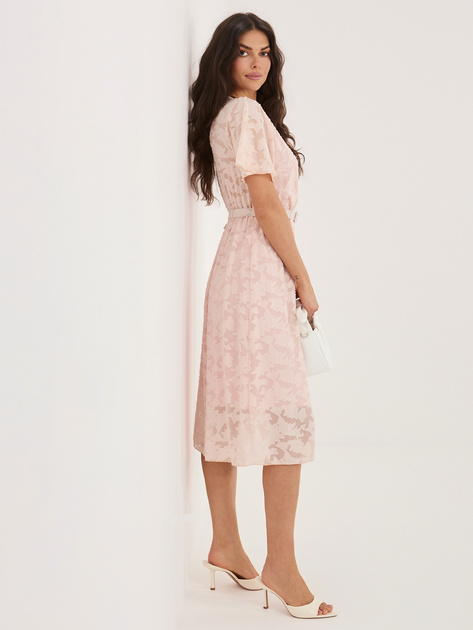 Jasnoróżowa elegancka sukienka z kopertowym dekoltem
