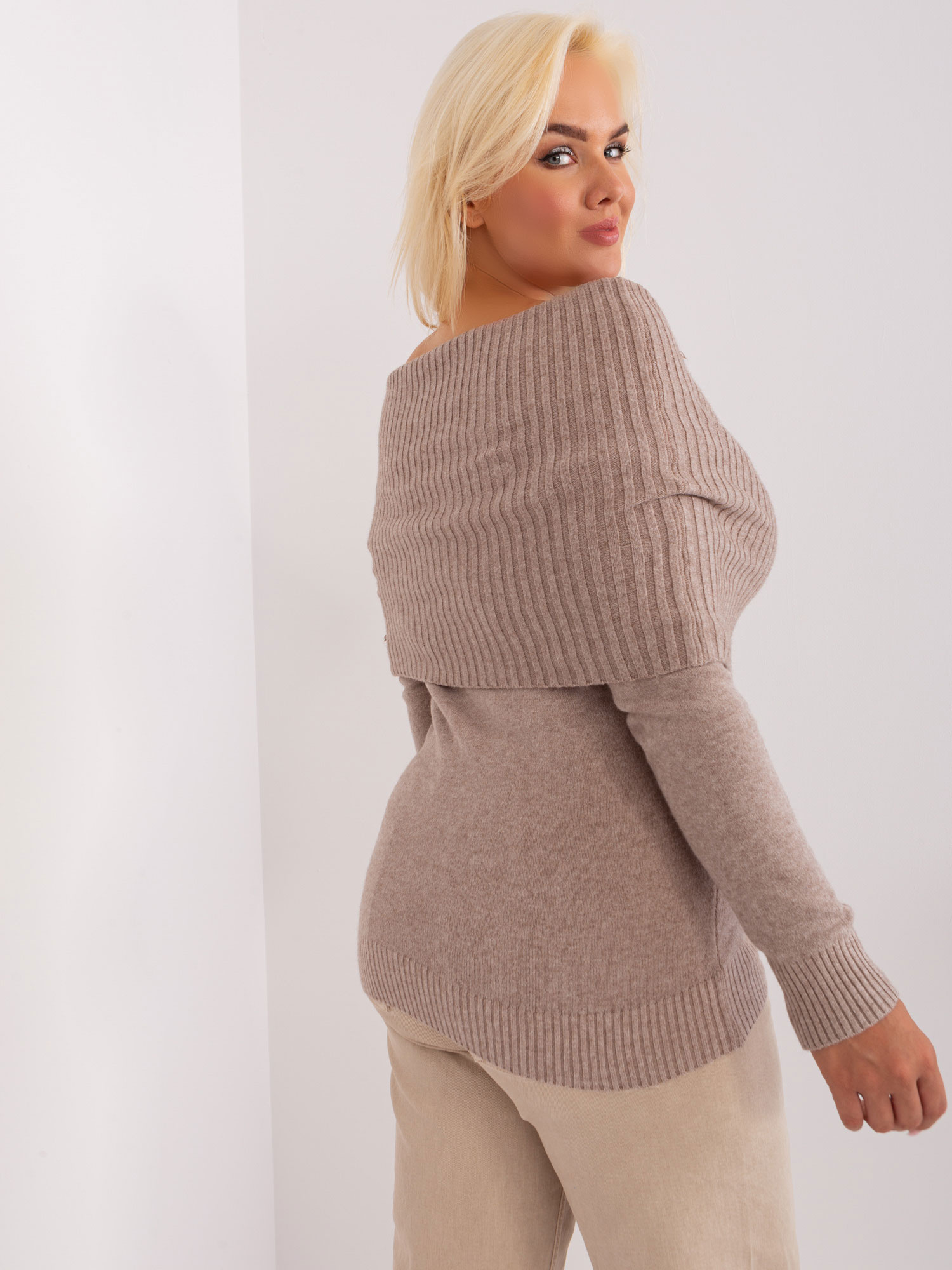 Hurt Ciemnobeżowy damski sweter plus size z wiskozą