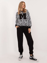 Hurtownia Biało-czarny dresowy komplet z literą M