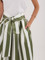 Ecru-khaki rozkloszowana spódnica z kieszeniami