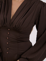 Braunes Mini-Kleid mit tiefem V-Ausschnitt.