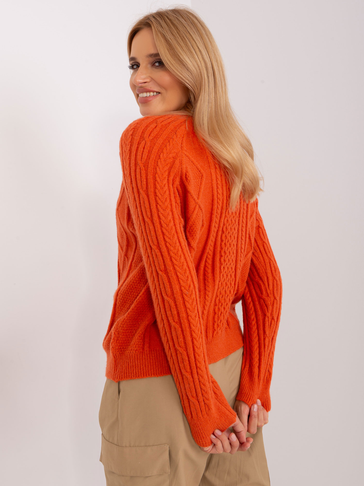 Hurtownia Pomarańczowy sweter damski na guziki