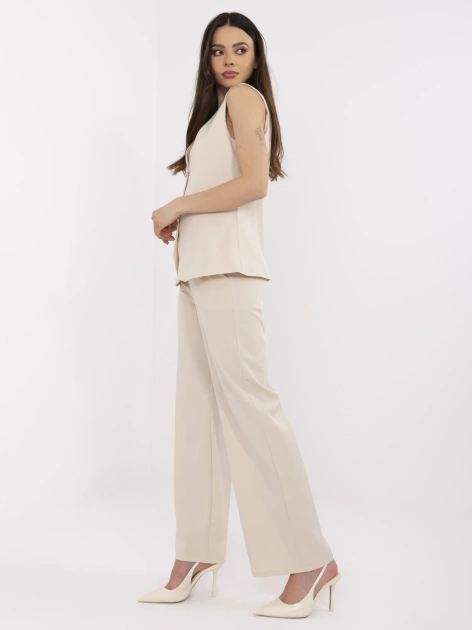 Beżowy damski garnitur z dużymi guzikami