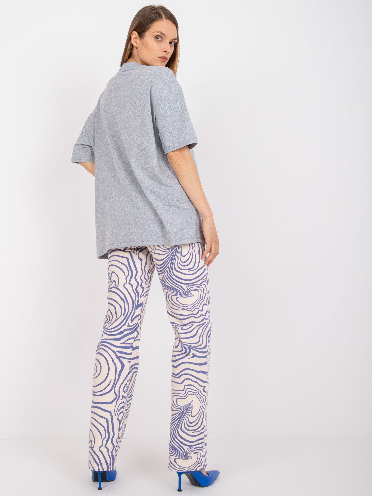 Siv melange oversize majica s printom.