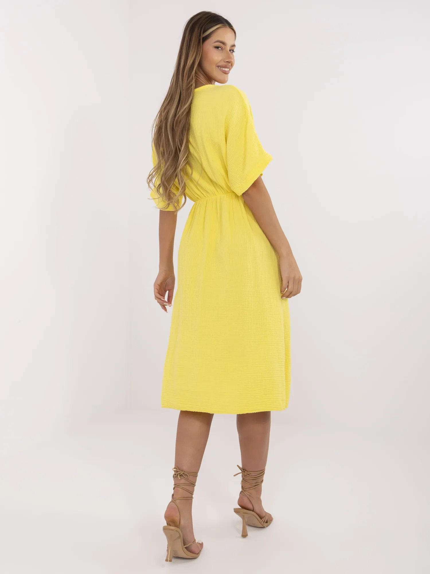 Gelbes Sommerkleid für Damen aus Musselin.