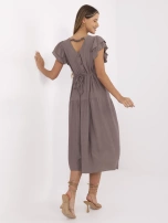 Ciemnobeżowa sukienka z dekoltem na plecach