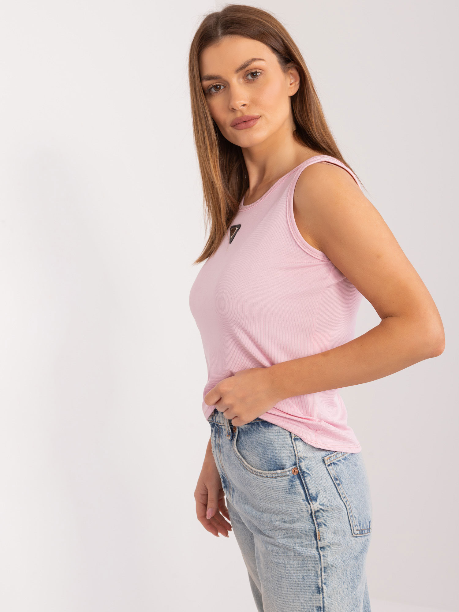 Hurtownia online Jasnoróżowy prążkowany top z naszywką