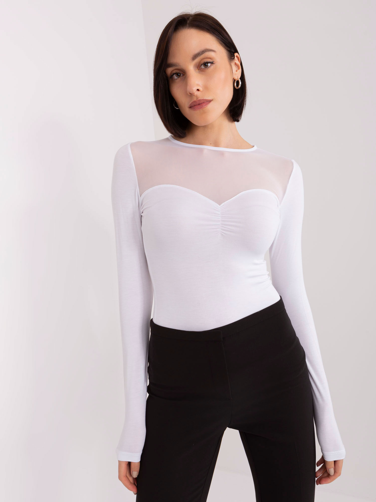 Hurt White basic long-sleeve blouse with a round neckline BASIC FEEL GOOD.