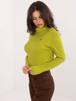 Limonkowy sweter o dopasowanym kroju 
