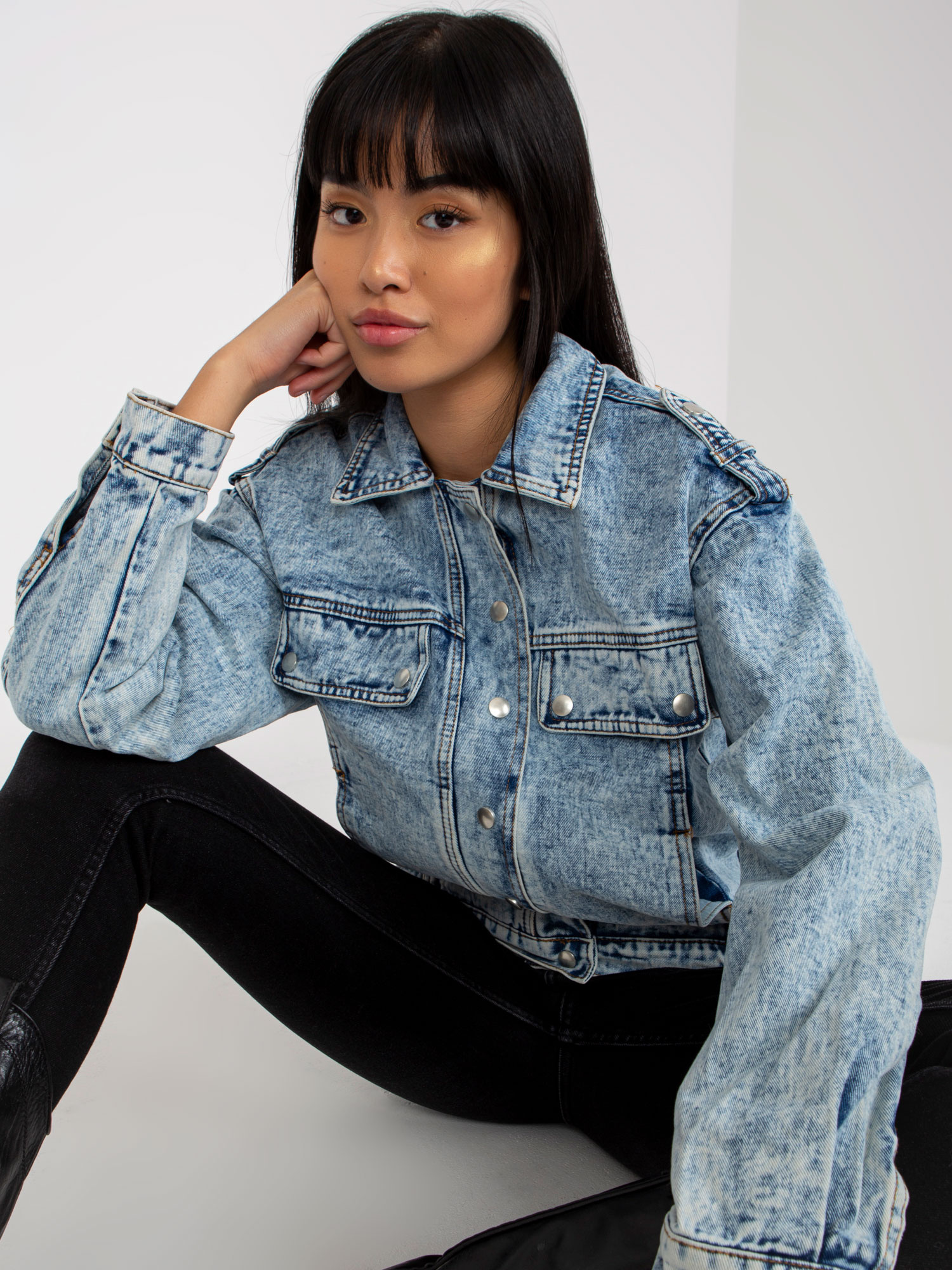 Hurt Blaue Damen Jeansjacke mit Druckknöpfen.