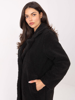 Czarny płaszcz teddy z zapięciem na guzik