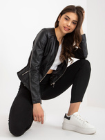 Hurtownia Czarna damska kurtka z ekoskóry z tłoczonym wzorem