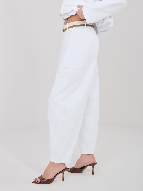 Białe sztruksowe spodnie z paskiem RUE PARIS