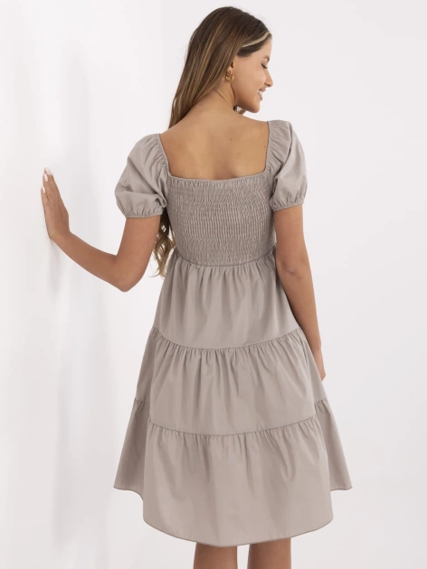 Ciemnobeżowa rozkloszowana sukienka z falbaną