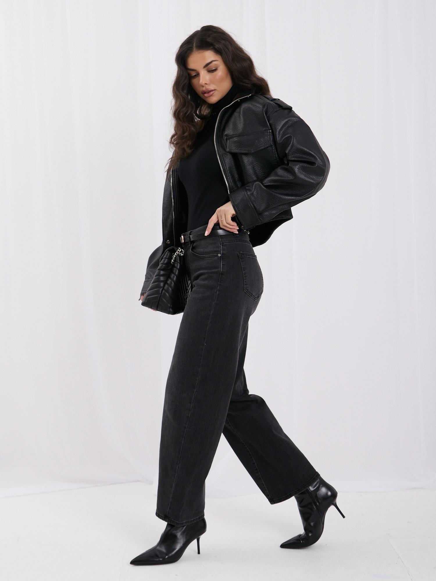 Schwarze Damen Mom Jeans mit hoher Taille.