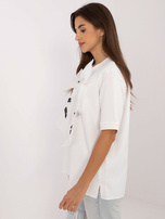 Hurtownia Ecru bluzka wizytowa z kokardą i napisami