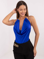 Kobaltowe body z ozdobnym naszyjnikiem