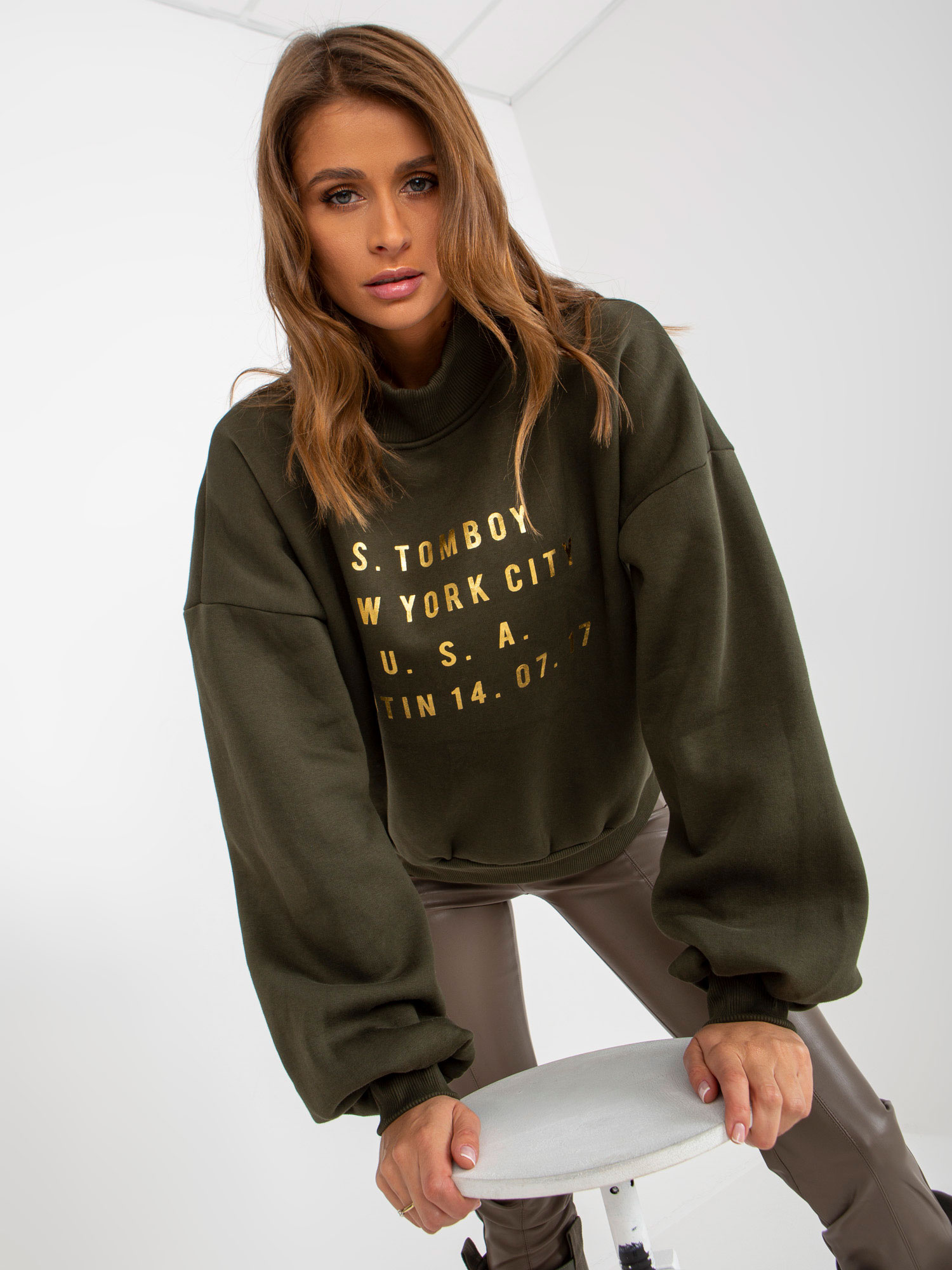 Khaki dresowa bluza z nadrukiem i szerokim rękawem