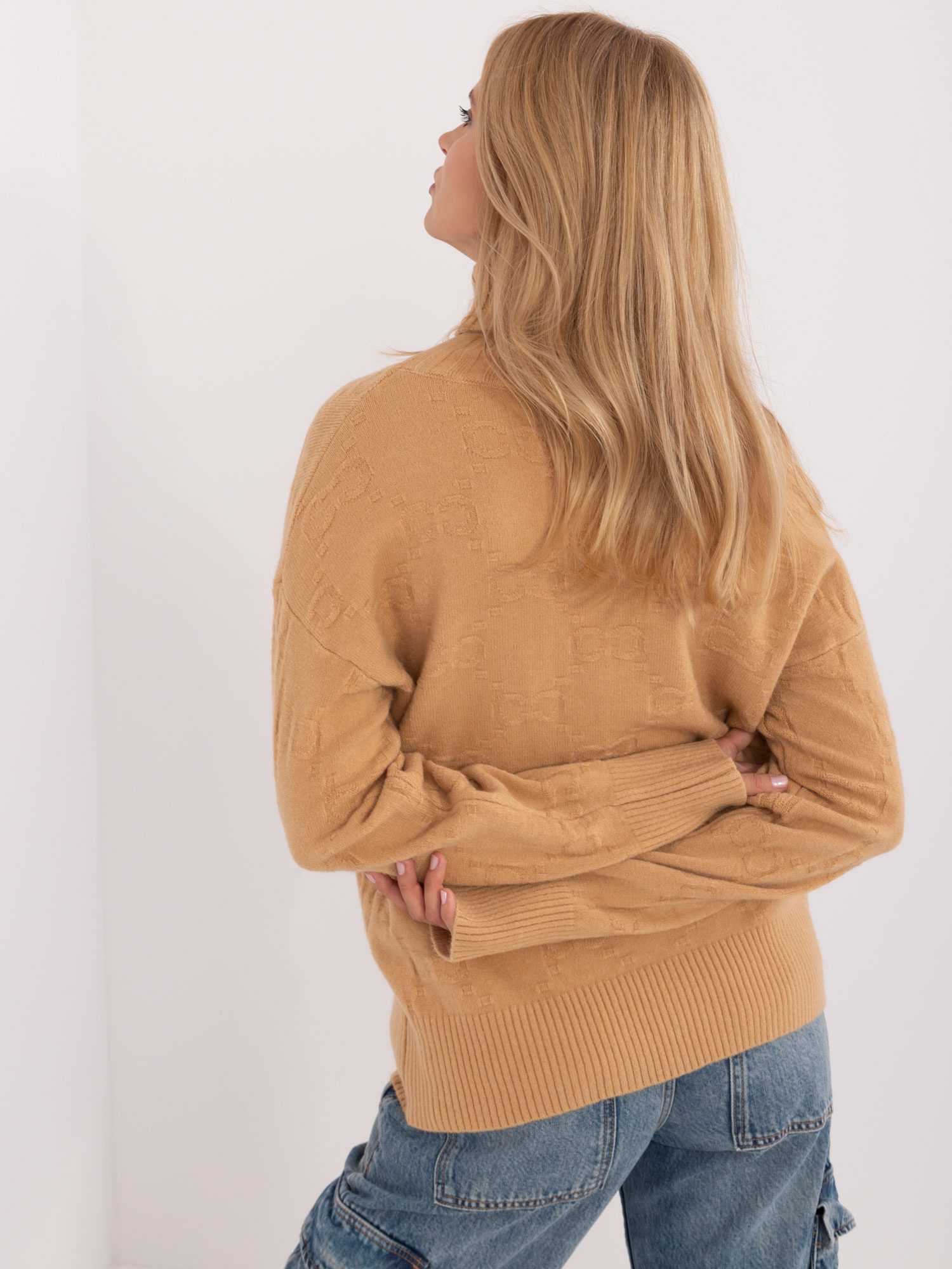 Hurt Camelowy sweter z golfem o kroju oversize