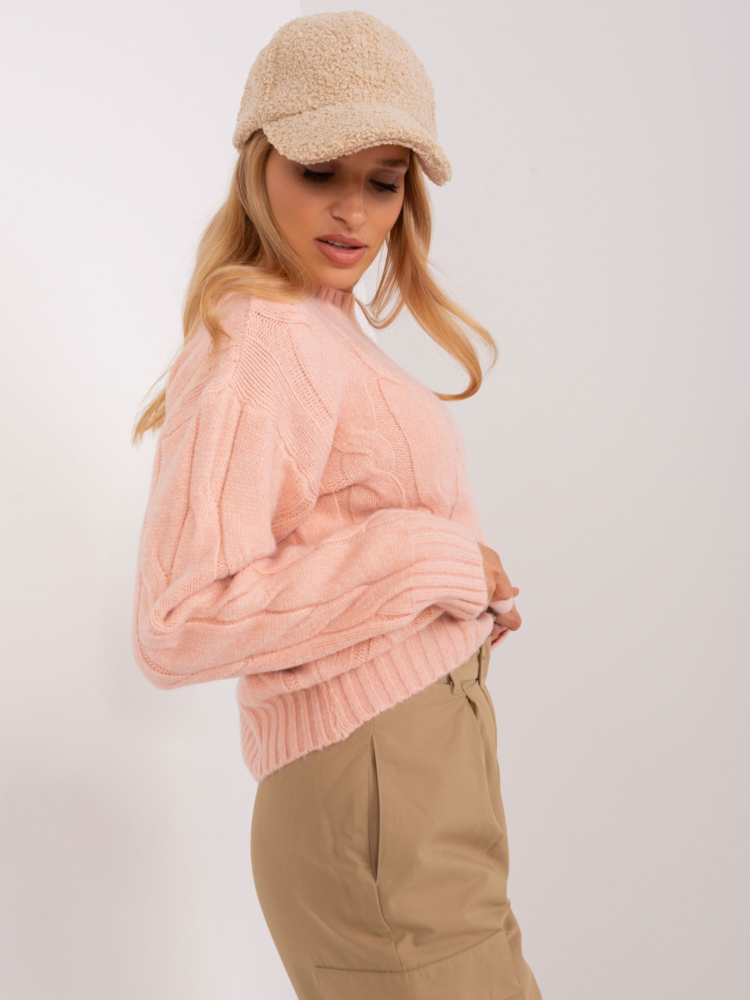 Brzoskwiniowy dzianinowy sweter w warkocze