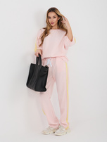 Pastelowy różowy dresowy komplet z miękkiego materiału 