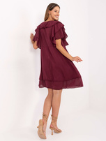 Bordeauxfarbendes, lockeres Sommerkleid.
