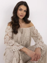 Beige Spitzenbluse im Spanischen Stil mit Bindung.