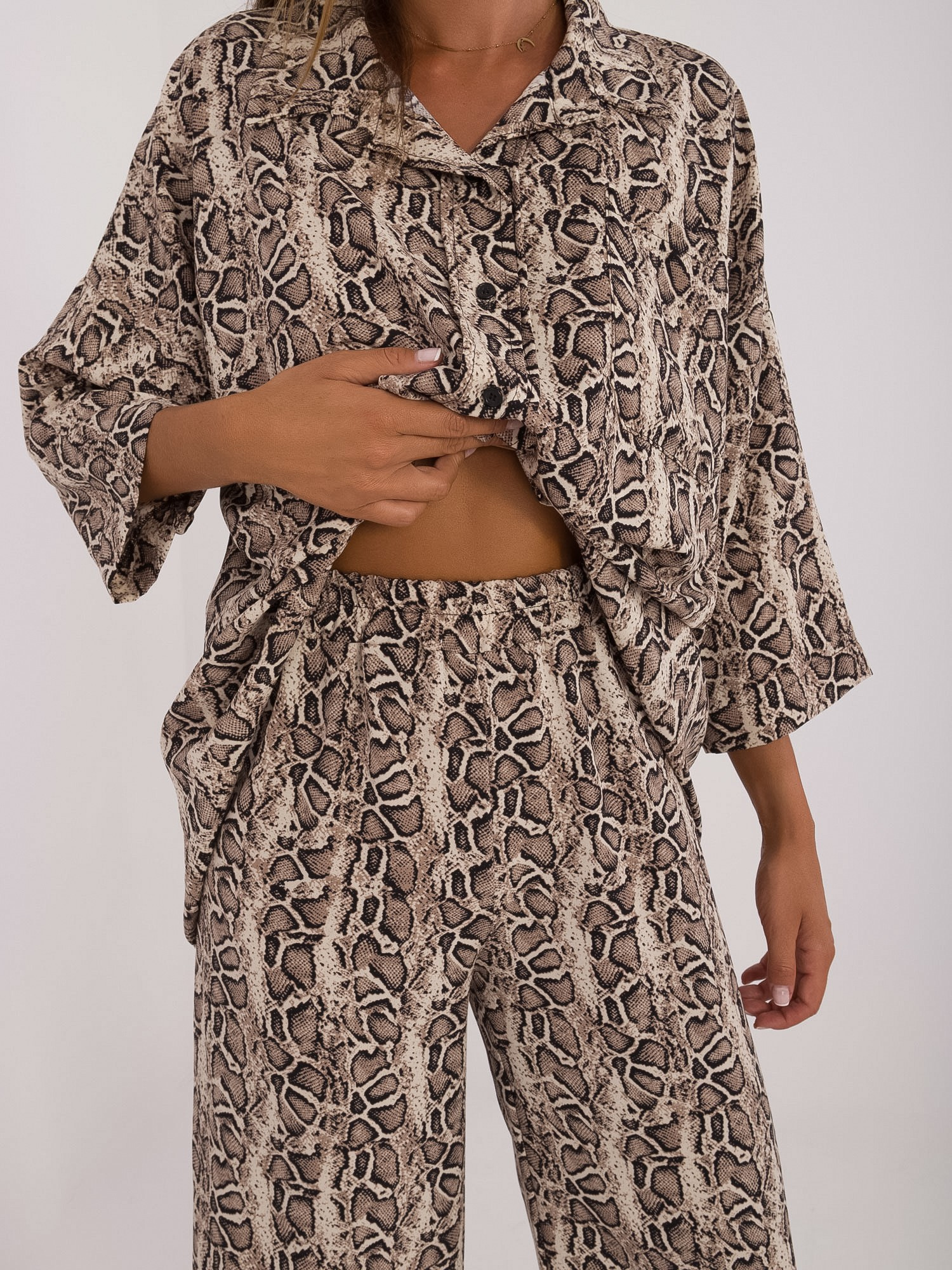 Beige-schwarzes zweiteiliges Set mit Tiermuster.